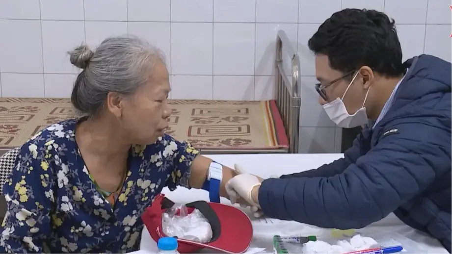 Phường Hai Bà Trưng cấp thuốc miễn phí cho người khó khăn